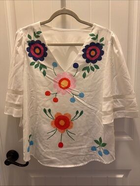 Beautiful Women’s White V-Neck Floral Bell-Sleeved Top (S)